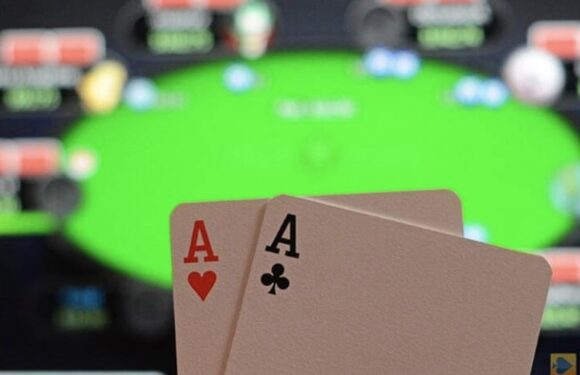 What are the advantages of Poker Table and chipset online?