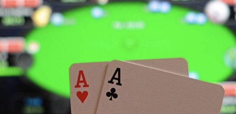 What are the advantages of Poker Table and chipset online?