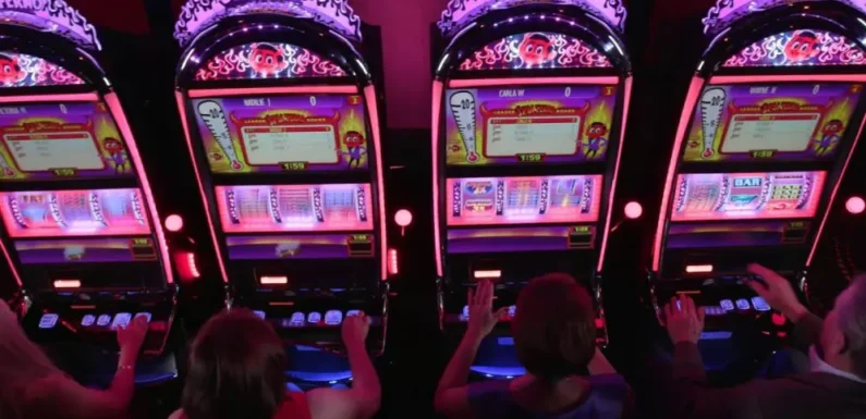 How is bonus abuse detected in online baccarat?
